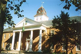 [photo, Caroline County Courthouse, 109 Market St., Denton, Maryland]